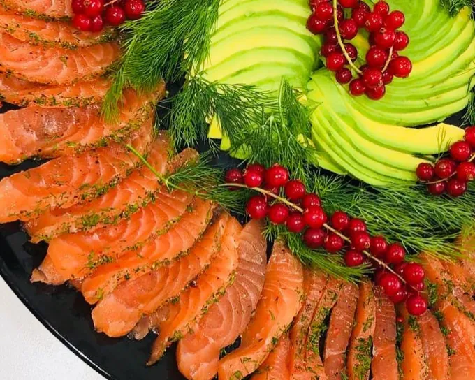 Saumon mariné à l'aneth, avocat et groseilles