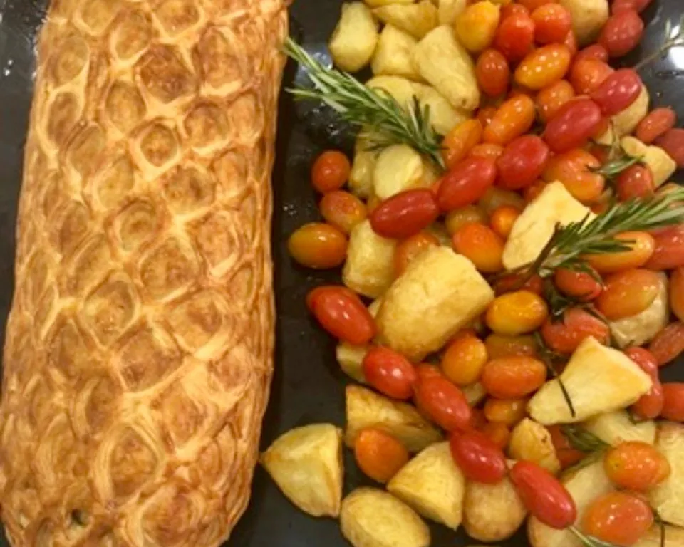 Bœuf Wellington, tomates cerises et pommes de terre grenaille au romarin