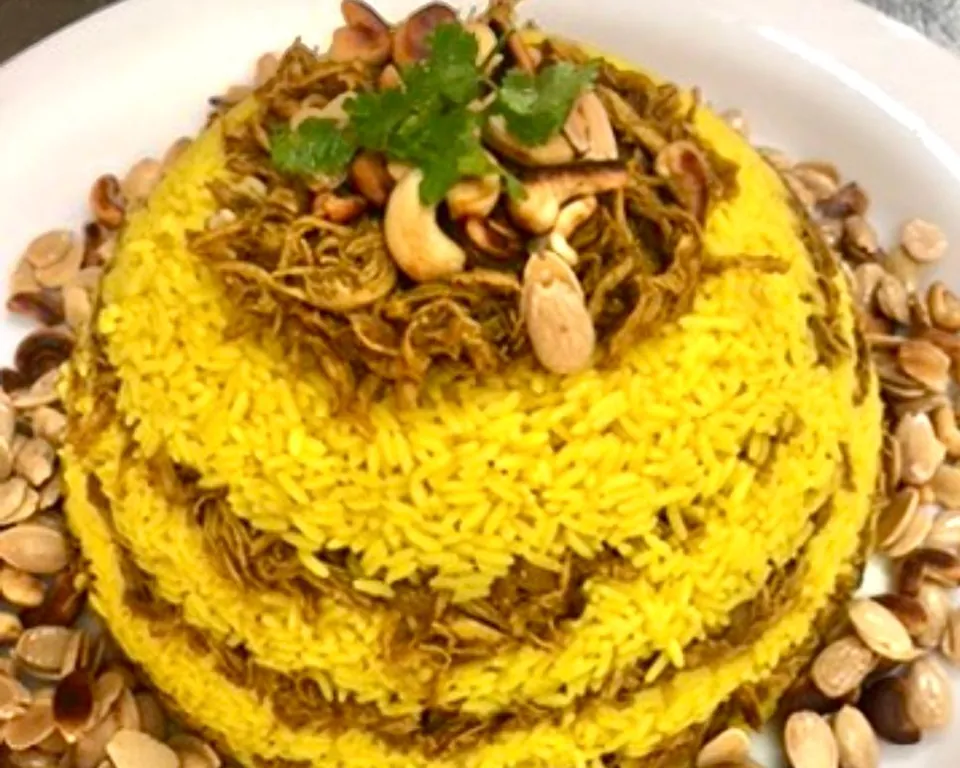 Biryani de poulet en dôme, amandes et noix de cajou grillées