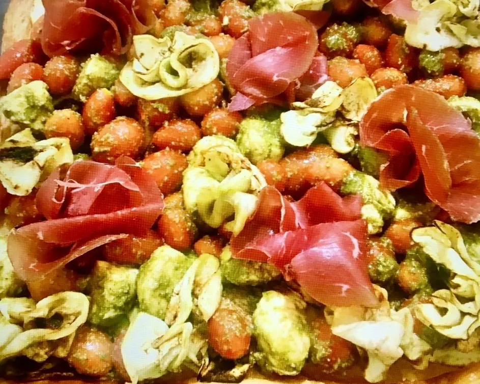 Feuilleté mozza pistou : tomates cerises, mozzarella au pistou et jambon cru