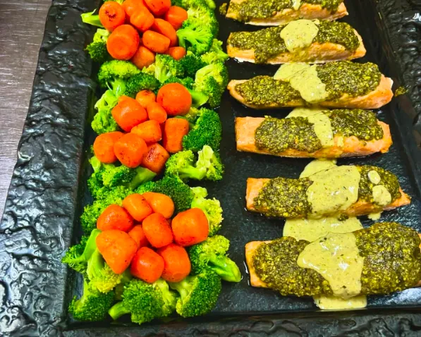Saumon en croûte de pistache, carottes et brocoli