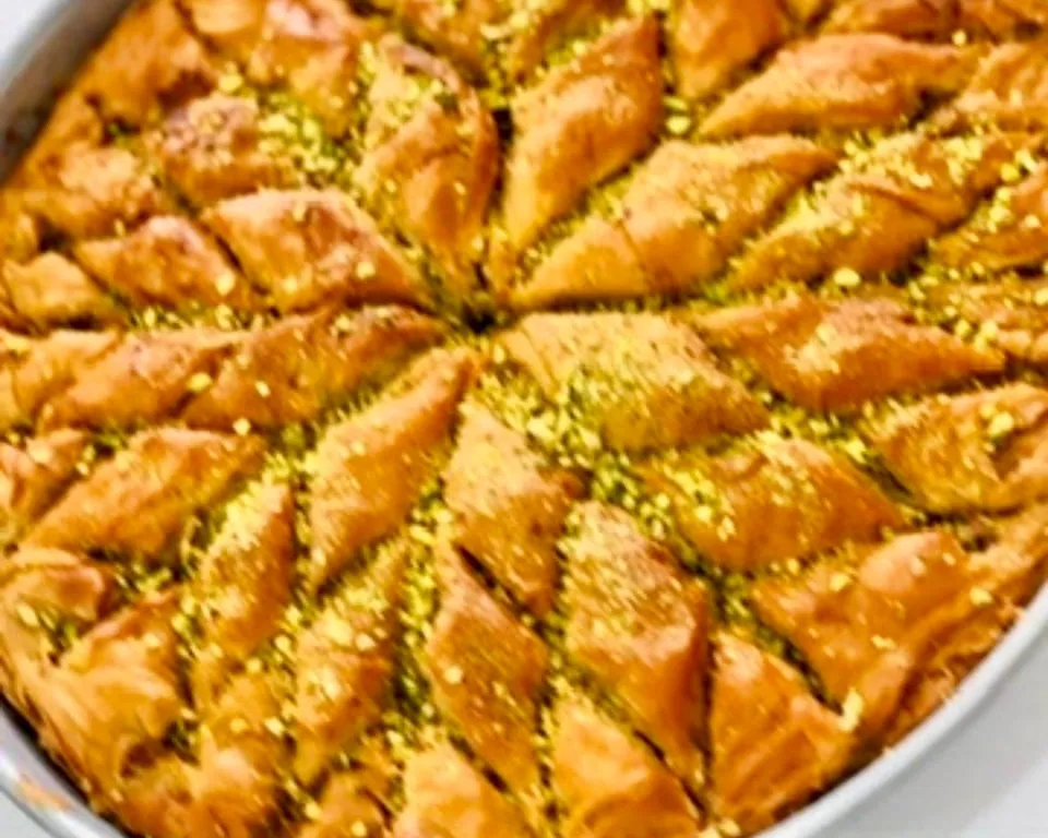 Baklawa de poulet découpé en losanges, parsemé de pistaches