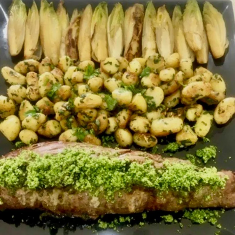 Filet au roquefort, pommes de terre persillées et endives braisées