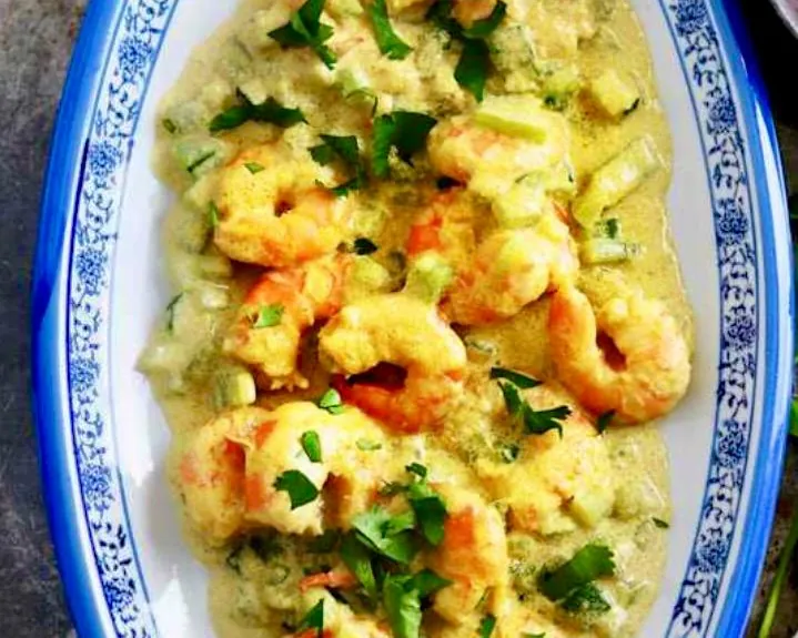 Crevettes à la citronnelle en sauce crémeuse, herbes fraîches