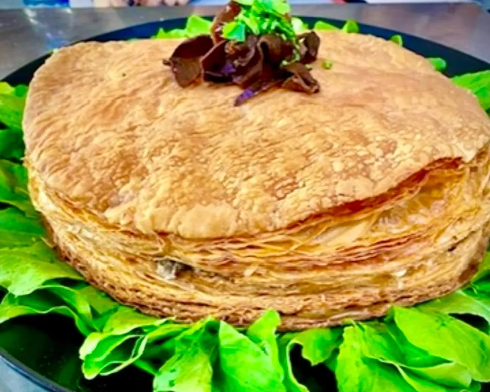 Croustade aux champignons en fines feuilles dorées, sur un lit de salade