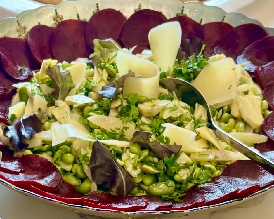 Salade de fèves et artichauts, copeaux de fromage et tranches de betterave