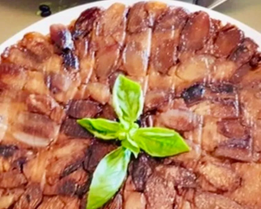 Tatin aux échalotes, feuilles de basilic